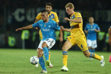 Frosinone, İtalya 19.08.2023: Napoli 'den Giacomo Raspadori, Frosinone' den Marco Brescianini İtalya Serie A 2023 / 2024 futbol karşılaşmasının 1. gününde Frosinone ve Napoli Calcio arasında Frosinone, İtalya 'daki Benito Stirpe Stadyumu.