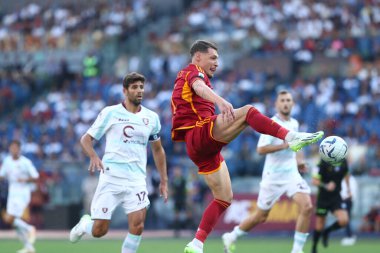 Roma, İtalya 20.08.2023: Roma 'dan Andrea Belotti golü attı ve İtalya Serie A TIM 2023-2024 futbol karşılaşmasının 1. gününde Roma' daki Olimpiyat Stadyumu 'nda AS Romanlar ve Salernitana arasında kutladı..