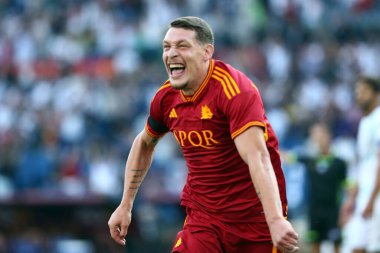 Roma, İtalya 20.08.2023: Roma 'dan Andrea Belotti golü attı ve İtalya Serie A TIM 2023-2024 futbol karşılaşmasının 1. gününde Roma' daki Olimpiyat Stadyumu 'nda AS Romanlar ve Salernitana arasında kutladı..