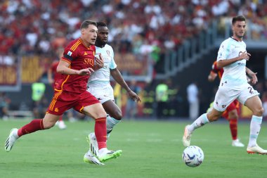 Roma, İtalya 20.08.2023: Roma 'dan Andrea Belotti ve Salernitana' dan Lassana Coulibaly, İtalya Serisi A TIM 2023-2024 futbol karşılaşmasının 1. gününde Roma 'daki Olimpiyat Stadyumu' nda AS Romanlar Salernitana 'ya karşı oynadılar..