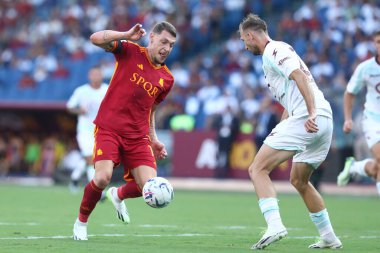 Roma, İtalya 20.08.2023: Roma 'dan Andrea Belotti Salernitana' lı Norbert Gyomber İtalya Serisi A TIM 2023-2024 futbol karşılaşmasının 1. gününde Roma 'daki Olimpiyat Stadyumu' nda AS Romanlar Salernitana 'ya karşı.