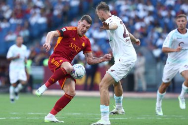 Roma, İtalya 20.08.2023: Roma 'dan Andrea Belotti Salernitana' lı Norbert Gyomber İtalya Serisi A TIM 2023-2024 futbol karşılaşmasının 1. gününde Roma 'daki Olimpiyat Stadyumu' nda AS Romanlar Salernitana 'ya karşı.