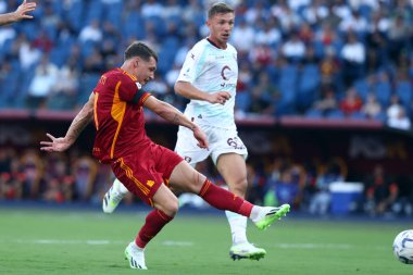 Roma, İtalya 20.08.2023: Roma 'dan Andrea Belotti İtalya Serie A TIM 2023-2024 futbol karşılaşmasının 1. gününde Roma' daki Olimpiyat Stadyumu 'nda AS Roma ve Salernitana arasındaki golü attı ve takımla birlikte kutladı..