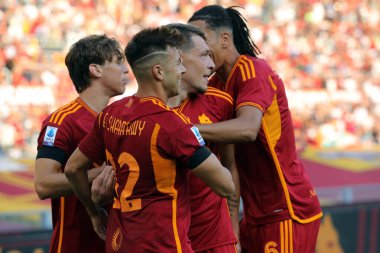 Roma, İtalya 20.08.2023: Roma 'dan Andrea Belotti golü attı ve İtalya Serie A TIM 2023-2024 futbol karşılaşmasının 1. gününde Roma' daki Olimpiyat Stadyumu 'nda AS Romanlar ve Salernitana arasında kutladı..