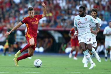 Roma, İtalya 20.08.2023: Roma 'dan Stephan El Shaarawy, Salernitana' dan Lassana Coulibaly İtalya Serie A TIM 2023-2024 futbol karşılaşmasının birinci gününde Roma 'daki Olimpiyat Stadyumu' nda AS Romanlar Salernitana 'ya karşı.