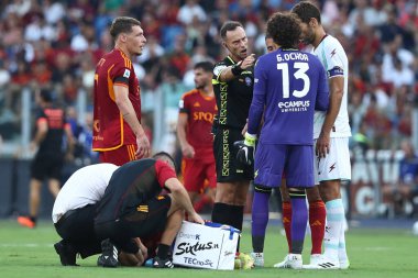 Roma, İtalya 20.08.2023: İtalyan Stephan El Shaarawy, Roma 'daki Olimpiyat Stadyumu' nda AS Romanlar ve Salernitana arasında oynanan İtalya Serie A TIM 2023-2024 futbol karşılaşmasında yaralandı..