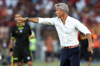 Roma, İtalya 20.08.2023: Paulo Sousa Salernitana teknik direktörü İtalya Serie A TIM 2023-2024 futbol karşılaşmasının 1. gününde Roma 'daki Olimpiyat Stadyumu' nda AS Roma ile Salernitana arasındaki maçta görev aldı..