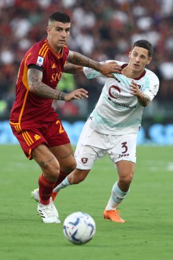 Roma, İtalya 20.08.2023: Roma 'dan Gianluca Mancini ve Salernitana' dan Domagoj Bradariç, İtalya Serie A TIM 2023-2024 futbol karşılaşmasının birinci gününde Roma 'daki Olimpiyat Stadyumu' nda AS Romanlar Salernitana 'ya karşı oynadılar..