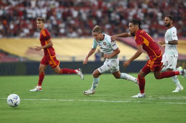 Roma, İtalya 20.08.2023: Salernitana 'dan Erik Botheim, Roma' daki Olimpiyat Stadyumu 'nda AS Romanlar Salernitana' ya karşı oynadığı İtalya Serie A TIM 2023-2024 futbol karşılaşması sırasında Romanların Chris Smalling eylemde..