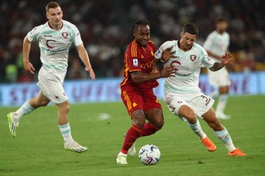 Roma, İtalya 20.08.2023: Salernitana 'dan Mateusz Legowski, Roma' dan Renato Sanches, Salernitana 'dan Domagoj Bradariç, İtalya' dan Serie A TIM 2023-2024 futbol karşılaşması sırasında Roma 'daki Olimpiyat Stadyumu' nda AS Roman Salernitana 'ya karşı oynadığı 1..
