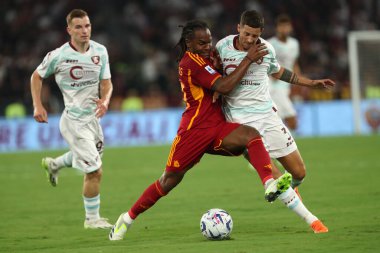 Roma, İtalya 20.08.2023: Salernitana 'dan Mateusz Legowski, Roma' dan Renato Sanches, Salernitana 'dan Domagoj Bradariç, İtalya' dan Serie A TIM 2023-2024 futbol karşılaşması sırasında Roma 'daki Olimpiyat Stadyumu' nda AS Roman Salernitana 'ya karşı oynadığı 1..