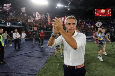 Roma, İtalya 20.08.2023: Salernitana 'nın Paulo Sousa teknik direktörü İtalya Serie A TIM 2023-2024 futbol karşılaşmasının 1. gününde Roma' daki Olimpiyat Stadyumu 'nda AS Roma ve Salernitana arasında taraftarları karşıladı..