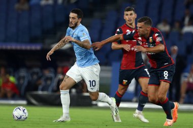 Roma, İtalya 27.08.2023: Lazio 'dan Luis Alberto, Roma' daki Olympic Stadyumu 'nda SS Lazio' ya karşı Genoa CFC arasındaki İtalya Serie A TIM 2023-2024 futbol maçında Cenova 'dan Kevin Strootman görev başında..