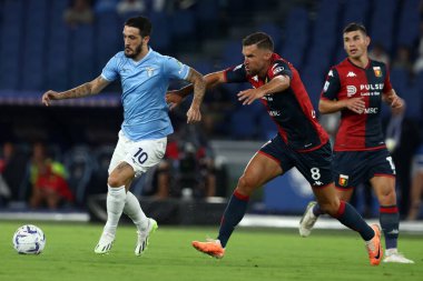 Roma, İtalya 27.08.2023: Lazio 'dan Luis Alberto, Roma' daki Olympic Stadyumu 'nda SS Lazio' ya karşı Genoa CFC arasındaki İtalya Serie A TIM 2023-2024 futbol maçında Cenova 'dan Kevin Strootman görev başında..