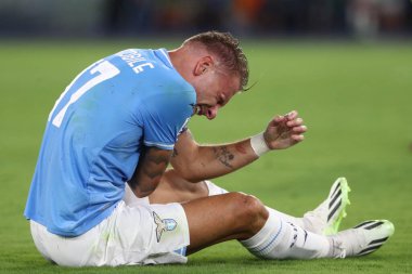 Roma, İtalya 27.08.2023: Ciro Immobile of Lazio İtalya Serie A TIM 2023-2024 futbol maçının 2. gününde yaralandı, SS Lazio ile Cenova CFC arasında Roma Olimpiyat Stadyumu 'nda.