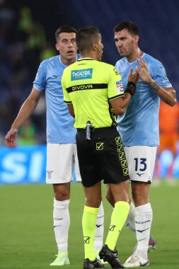 Roma, İtalya 27.08.2023: Lazio 'dan Alessio Romagnoli İtalya Serie A TIM 2023-2024 futbol maçının 2. gününde hakem Marinelli ile Roma Olimpiyat Stadyumu' nda SS Lazio ile Genoa CFC arasında protesto gösterisi düzenledi..