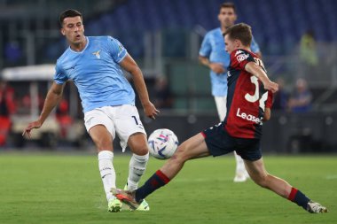 Roma, İtalya 27.08.2023: Lazio 'lu Nicolo Casale, Cenova' lı Morten Frendrup İtalya Serisi A TIM 2023-2024 futbol karşılaşmasının 2. gününde Roma 'daki Olimpiyat Stadyumu' nda SS Lazio 'ya karşı Cenova CFC arasındaki çatışmada..