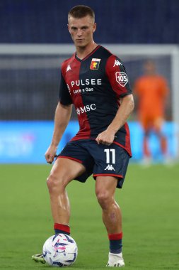 Roma, İtalya 27.08.2023: Cenova 'dan Albert Gudmundsson İtalya Serie A TIM 2023-2024 futbol maçının 2. gününde Roma' daki Olimpiyat Stadyumu 'nda SS Lazio ile Genoa CFC arasında hareket halinde..