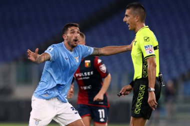 Roma, İtalya 27.08.2023: Lazio 'dan Danilo Cataldi İtalya Serie A TIM 2023-2024 futbol maçının 2. gününde hakem Marinelli ile Roma Olimpiyat Stadyumu' nda SS Lazio ile Genoa CFC arasında protesto gösterisi yaptı..