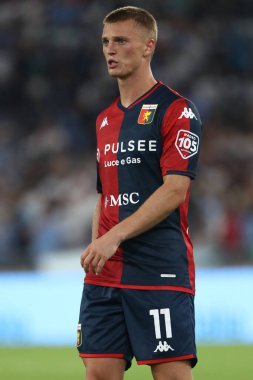 Roma, İtalya 27.08.2023: Cenova 'dan Albert Gudmundsson İtalya Serie A TIM 2023-2024 futbol maçının 2. gününde Roma' daki Olimpiyat Stadyumu 'nda SS Lazio ile Genoa CFC arasında hareket halinde..