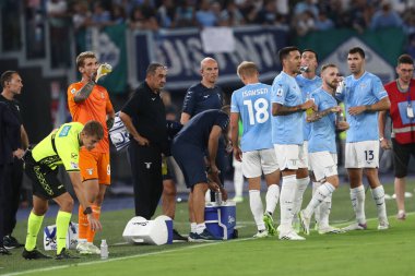 Roma, İtalya 27.08.2023: İtalya Serie A TIM 2023-2024 futbol maçının 2. gününde, SS Lazio 'nun Cenova CFC' ye karşı Roma Olimpiyat Stadyumu 'nda oynadığı maçta ara verildi..