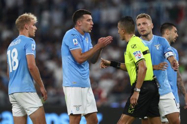 Roma, İtalya 27.08.2023: Lazio 'dan Nicolo Casale, İtalya Serie A TIM 2023-2024 futbol maçının 2. gününde hakem Marinelli ile Roma Olimpiyat Stadyumu' nda SS Lazio ile Genoa CFC arasında protesto gösterisi düzenledi..
