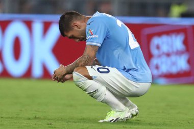 Roma, İtalya 27.08.2023: Lazio 'lu Mattia Zaccagni İtalya Serie A TIM 2023-2024 futbol karşılaşmasının 2. gününde Roma' daki Olimpiyat Stadyumu 'nda SS Lazio ile Genoa CFC arasında yenildiği için hayal kırıklığına uğradı..