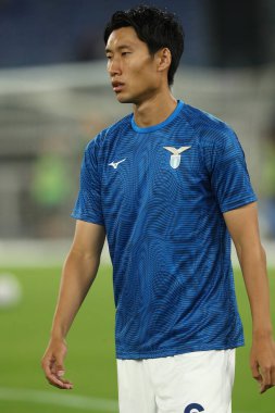 Roma, İtalya 27.08.2023: Lazio 'lu Daichi Kamada İtalya Serie A TIM 2023-2024 futbol karşılaşmasının 2. gününde Roma' daki Olimpiyat Stadyumu 'nda SS Lazio' ya karşı Cenova CFC arasındaki ısınma turunda.