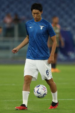 Roma, İtalya 27.08.2023: Lazio 'lu Daichi Kamada İtalya Serie A TIM 2023-2024 futbol karşılaşmasının 2. gününde Roma' daki Olimpiyat Stadyumu 'nda SS Lazio' ya karşı Cenova CFC arasındaki ısınma turunda.