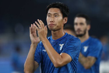 Roma, İtalya 27.08.2023: Lazio 'lu Daichi Kamada İtalya Serie A TIM 2023-2024 futbol karşılaşmasının 2. gününde Roma' daki Olimpiyat Stadyumu 'nda SS Lazio' ya karşı Cenova CFC arasındaki ısınma turunda.