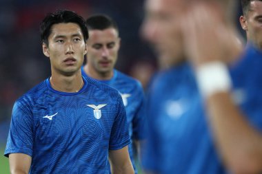 Roma, İtalya 27.08.2023: Lazio 'lu Daichi Kamada İtalya Serie A TIM 2023-2024 futbol karşılaşmasının 2. gününde Roma' daki Olimpiyat Stadyumu 'nda SS Lazio' ya karşı Cenova CFC arasındaki ısınma turunda.