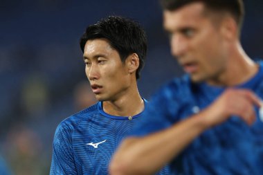 Roma, İtalya 27.08.2023: Lazio 'lu Daichi Kamada İtalya Serie A TIM 2023-2024 futbol karşılaşmasının 2. gününde Roma' daki Olimpiyat Stadyumu 'nda SS Lazio' ya karşı Cenova CFC arasındaki ısınma turunda.