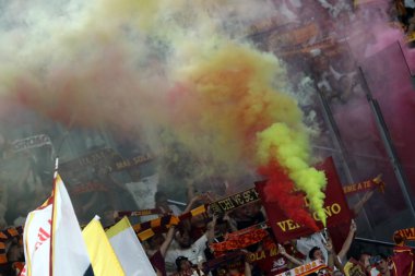 Roma, İtalya 01.09.2023: Roman taraftarlar İtalya Serie A TIM 2023-2024 futbol maçının 3. gününde Roma 'daki Olimpiyat Stadyumu' nda AS Romanlar AC Milan 'a karşı oynadıkları maçta kürsüde duman bombası attılar..