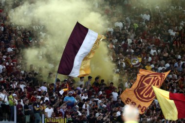 Roma, İtalya 01.09.2023: Roman taraftarlar İtalya Serie A TIM 2023-2024 futbol maçının 3. gününde Roma 'daki Olimpiyat Stadyumu' nda AS Romanlar AC Milan 'a karşı oynadıkları maçta kürsüde duman bombası attılar..