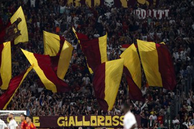Roma, İtalya 01.09.2023: Roma 'daki Olimpiyat Stadyumu' nda AS Romanlarına karşı AC Milan arasındaki İtalya Serie A TIM 2023-2024 futbol maçında Roman taraftarlar kürsüde bayrak sallıyor.