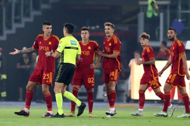 Roma, İtalya 01.09.2023: Roman Gianluca Mancini, İtalya Serie A TIM 2023-2024 futbol maçının 3. gününde Roma 'daki Olimpiyat Stadyumu' nda AS Romanlar AC Milan 'a karşı oynadığı maçta hakemle penaltı gösterisine katıldı..