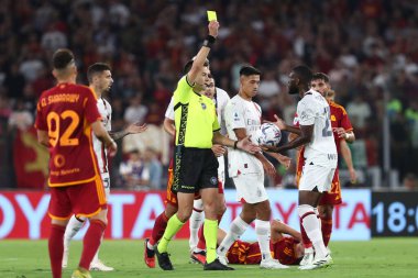 Roma, İtalya 01.09.2023: Hakem Rapuano İtalya Serie A TIM 2023-2024 futbol maçının 3. gününde Milano 'daki Olimpiyat Stadyumu' nda AS Roman - AC Milan arasında sarı kart gösterdi..