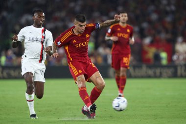 Roma, İtalya 01.09.2023: Milan 'dan Rafael Leao, Roma' dan Gianluca Mancini İtalya Serisi A TIM 2023-2024 futbol karşılaşmasının 3. gününde, AS Romanları Roma 'daki Olimpiyat Stadyumu' nda AC Milan 'a karşı..