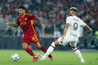 Roma, İtalya 01.09.2023: Roma 'dan Zeki Çelik ve Milan' dan Olivier Giroud, İtalya Serie A TIM 2023-2024 futbol karşılaşmasının 3. gününde Roma 'daki Olimpiyat Stadyumu' nda AS Roman AC Milan 'a karşı..