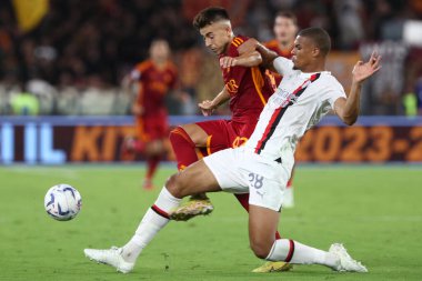 Roma, İtalya 01.09.2023: Roma 'dan Stephan El Shaarawy, Milan' dan Malick Thiaw İtalya Serisi A TIM 2023-2024 futbol karşılaşmasının 3. gününde, AS Romanları Roma 'daki Olimpiyat Stadyumu' nda AC Milan 'a karşı..