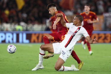 Roma, İtalya 01.09.2023: Roma 'dan Stephan El Shaarawy, Milan' dan Malick Thiaw İtalya Serisi A TIM 2023-2024 futbol karşılaşmasının 3. gününde, AS Romanları Roma 'daki Olimpiyat Stadyumu' nda AC Milan 'a karşı..