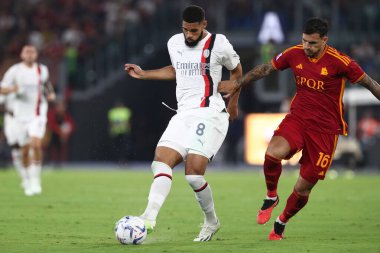 Roma, İtalya 01.09.2023: Milan 'dan Ruben Loftus-Cheek ve Roma' dan Leandro Paredes, İtalya Serisi A TIM 2023-2024 futbol maçının 3. gününde Roma 'daki Olimpiyat Stadyumu' nda AS Roman AC Milan 'a karşı..