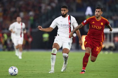 Roma, İtalya 01.09.2023: Milan 'dan Ruben Loftus-Cheek ve Roma' dan Leandro Paredes, İtalya Serisi A TIM 2023-2024 futbol maçının 3. gününde Roma 'daki Olimpiyat Stadyumu' nda AS Roman AC Milan 'a karşı..