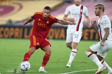 Roma, İtalya 01.09.2023: Riccardo Pagano ve Milan 'dan Theo Hernandez, İtalya Serie A TIM 2023-2024 futbol karşılaşmasının 3. gününde Roma' daki AC Milan Olimpiyat Stadyumu 'nda AS Roma' ya karşı AC Milan arasındaki maçta karşı karşıya geldiler..