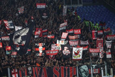 Roma, İtalya 01.09.2023: Milan taraftarları İtalya Serie A TIM 2023-2024 futbol karşılaşmasının 3. gününde Roma 'daki Olimpiyat Stadyumu' nda AS Romanlarına karşı AC Milan arasındaki zaferi kutladılar..