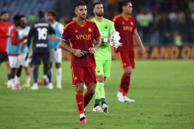 Roma, İtalya 01.09.2023: İtalyan Lorenzo Pellegrini İtalya Serie A TIM 2023-2024 futbol karşılaşmasının 3. gününde, AS Roman takımı AC Milan ile Roma Olimpiyat Stadyumu 'nda oynanan karşılaşmada hayal kırıklığı yaşadı.