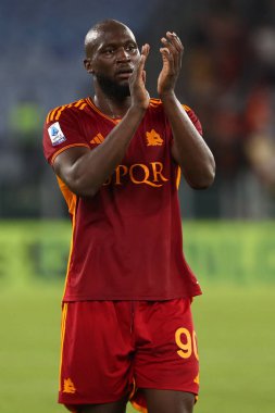 Roma, İtalya 01.09.2023: Roma 'dan Romelu Lukaku, İtalya Serie A TIM 2023-2024 futbol karşılaşmasının 3. gününde Roma' daki Olimpiyat Stadyumu 'nda AS Roman - AC Milan arasında taraftarları karşıladı..