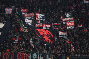 Roma, İtalya 01.09.2023: Milan taraftarları İtalya Serie A TIM 2023-2024 futbol karşılaşmasının 3. gününde Roma 'daki Olimpiyat Stadyumu' nda AS Romanlarına karşı AC Milan arasındaki zaferi kutladılar..