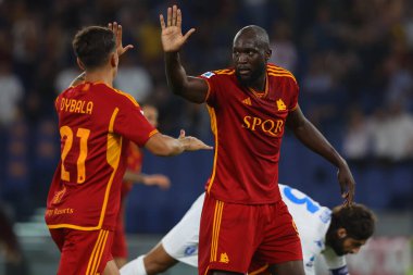 Roma, İtalya 17.09.2023: Roma 'dan Romelu Lukaku ve Paulo Dybala, Roma' daki Olimpiyat Stadyumu 'nda AS Roman - Empoli FC arasında oynanan İtalya Serie A TIM 2023-2024 futbol karşılaşmasında skoru kutladılar..