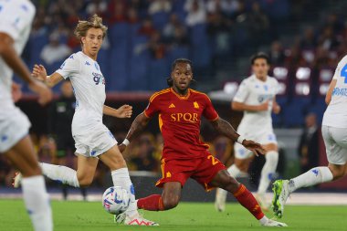 Roma, İtalya 17.09.2023: Empoli 'den Jacopo Fazzini ve Roma' dan Renato Sanches, Roma 'daki Olimpiyat Stadyumu' nda AS Roman - Empoli FC arasındaki İtalya Serisi A TIM 2023-2024 futbol karşılaşmasında eylem halindeler..